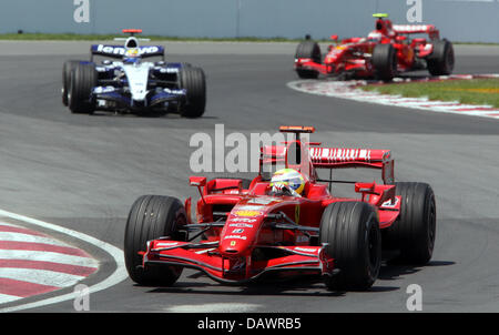 Il finlandese pilota di Formula Uno Kimi Raikkonen di Ferrari manzi la sua auto di fronte il tedesco Nico Rosberg (C) di Williams e il brasiliano Felipe Massa (R) della Ferrari durante il Gran Premio del Canada a Montreal, Canada, 10 giugno 2007. Foto: GERO BRELOER Foto Stock