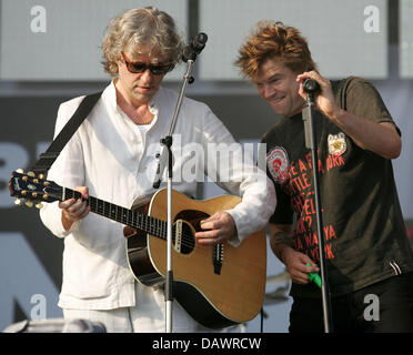 Musicista tedesco Campino (R) di Toten Hosen, e British Bob Geldof eseguire insieme sul palco del 'Vocies contro la povertà in concerto a Rostock, Germania, il 7 giugno 2007. Con il concerto di noti musicisti provenienti da tutto il mondo ha voluto sottolineare le loro richieste per un mondo più giusto ordine durante il G 8 vertice di Heiligendamm. Foto: Jens Wolf Foto Stock