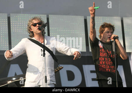 Musicista tedesco Campino (R) di Toten Hosen, e British Bob Geldof eseguire insieme sul palco del 'Vocies contro la povertà in concerto a Rostock, Germania, il 7 giugno 2007. Con il concerto di noti musicisti provenienti da tutto il mondo ha voluto sottolineare le loro richieste per un mondo più giusto ordine durante il G 8 vertice di Heiligendamm. Foto: Jens Wolf Foto Stock