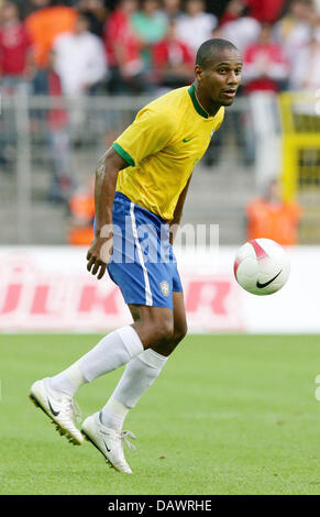 Brasiliano Maicon internazionale controlla la sfera durante il cordiale Brasile v della Turchia a SignalIduna Park di Dortmund, Germania, 05 giugno 2007. Il match featured molte sostituzioni e si è conclusa in un gradevole ma goalless draw. Foto: Achim Scheidemann Foto Stock