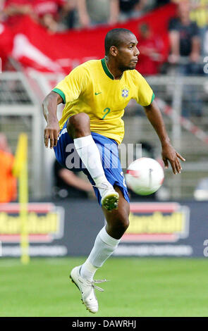 Brasiliano Maicon internazionale controlla la sfera durante il cordiale Brasile v della Turchia a SignalIduna Park di Dortmund, Germania, 05 giugno 2007. Il match featured molte sostituzioni e si è conclusa in un gradevole ma goalless draw. Foto: Achim Scheidemann Foto Stock