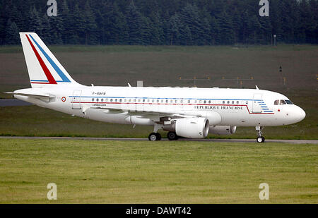 Airbus A319 del Presidente francese Nicolas Sarkozy arriva al vertice del G8 di Heiligendamm all'aeroporto Rostock-Laage, Germania, 06 giugno 2007. Foto: Oliver Berg Foto Stock