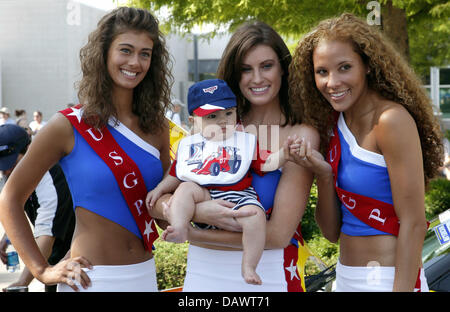 Griglia delle bambine posano con un bambino in occasione della gara di Indianapolis, Stati Uniti d'America, 14 giugno 2007. Il Gran Premio degli Stati Uniti avviene a Indianapolis domenica 17 giugno 2007. Foto: GERO BRELOER Foto Stock