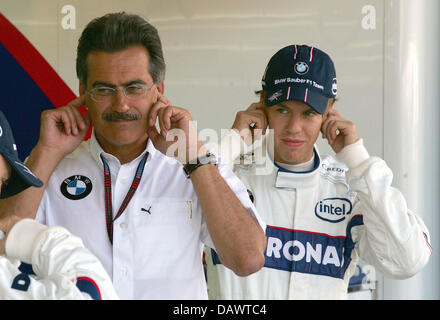 Direttore di BMW Motorsport tedesco Mario Theissen (L) e tedesco di Formula Uno test driver tedesco Sebastian Vettel (R) della BMW Sauber protegge le loro orecchie durante la pratica 1 all'Indianapolis Motor Speedway di Indianapolis, IN, Stati Uniti, 15 giugno 2007. Vettel sostituti polacco il suo compagno di squadra Robert Kubica, che era stato consigliato dal medico della FIA personale non di gara dopo la sua grande crash Foto Stock