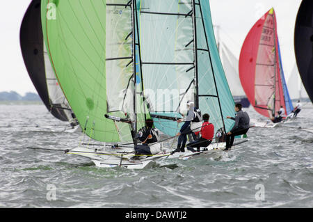 I partecipanti alla 49er regata Classe competere a settimana di Kiel offshore Kiel, Germania, 16 giugno 2007. Più di 6.000 marinai competere su 2.000 yawls e yacht in 27 discipline. Foto: Christian Hager Foto Stock