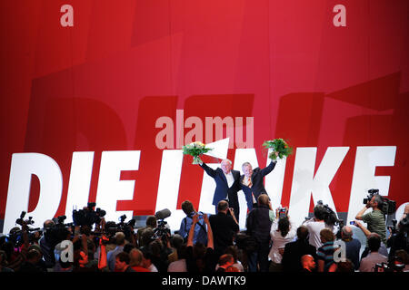 Copresidente del nuovo partito di sinistra Oskar Lafontaine (L) e Lothar Bisky (R) raffigurato all'costituente congresso di partito per formare il partito a Berlino, Germania, 16 giugno 2007. I 750 delegati di partiti di sinistra WASG e PDS ha votato per la fusione di entrambe le parti sotto il nome di Partito, una fusione storica nella storia tedesca per formare una nuova sinistra-ala parte. Foto: Johannes Eisele Foto Stock