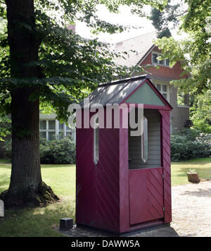 La sentinella di post del Palais Parkschloss raffigurato a Berlino, Germania, 13 giugno 2007. Secondo un rapporto del quotidiano tedesco 'Berliner Morgenpost' alle celebrità di Hollywood Tom Cruise ha acquistato il palazzo con base in elicottero e la fase di atterraggio. Foto: Rainer Jensen Foto Stock