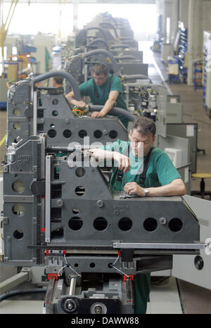 Oliver Dubhorn (anteriore) e Karsten Archut assemblare un CNC macchina fresatrice universale DMU 50 in assembly hall di Deckel Maho in Seebach, Germania, 16 aprile 2007. Deckel Maho Gildeister (DMG) è un produttore leader di metallo-taglio di tornitura CNC e macchine di foratura. Foto: Bernd Thissen Foto Stock