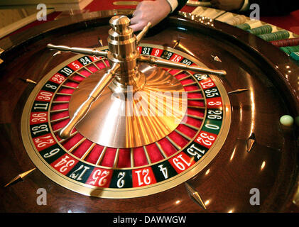 Un croupier gira una sfera su una ruota della roulette in un tavolo di roulette al casinò di Bad Homburg, 2 marzo 2007. Sulla media di un giocatore perde circa 100 euro a notte presso il casinò. Foto: Salome Kegler Foto Stock