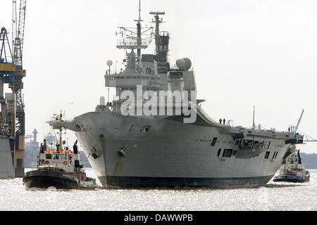 Il British portaerei HMS Ark Royal arriva ad Amburgo, Germania, 30 maggio 2007. Il supporto è sul suo modo di Portsmouth (Gran Bretagna) con solo una parte di 1071 uomini dell'equipaggio. Foto: Maurizio Gambarini Foto Stock