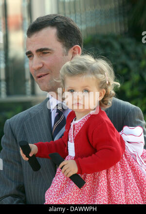 Corona Spagnola Principe Felipe (L) e il suo primogenito figlia Principessa Leonor raffigurato all 'Ruber Internacional' ospedale di Madrid, Spagna, 04 maggio 2007. Spagna La principessa Letizia ha dato i natali alla coppia del secondo bambino di domenica. La principessa Letizia e il Principe Felipe si è sposato nel 2004. Il loro primo bambino Leonor, anche una figlia, è nato nel mese di ottobre 2005. Foto: A. Nieboer (PAESI BASSI OU Foto Stock