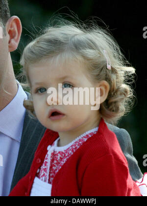 Corona Spagnola Principe Felipe il primo nato figlia Principessa Leonor raffigurato all 'Ruber Internacional' ospedale di Madrid, Spagna, 04 maggio 2007. Spagna La principessa Letizia ha dato i natali alla coppia del secondo bambino di domenica. La principessa Letizia e il Principe Felipe si è sposato nel 2004. Il loro primo bambino Leonor, anche una figlia, è nato nel mese di ottobre 2005. Foto: A. Nieboer (PAESI BASSI) Foto Stock