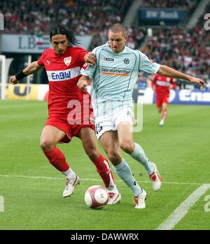 Fernando Meira (L) di Stoccarda e Leon Andreasen di Magonza si contendono la palla durante la partita della Bundesliga VfB Stuttgart vs FSV Mainz 05 al Gottlieb-Daimler-Stadium, Stuttgart, Germania, 5 maggio 2006. Magonza ha perso 2:0. Foto: Julia Weissbrod Foto Stock