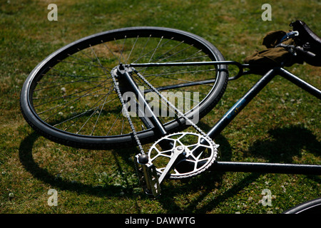 Vintage bicicletta sul suo lato che mostra la ruota di manovella e la catena e la ruota posteriore. Foto Stock