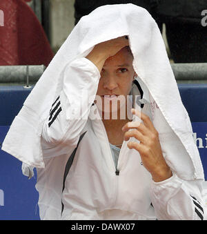 Swiss tennis pro Patty Schnyder cerca rifugio sotto un asciugamano dall'impostazione di pioggia in Qatar Telecom German Open a Steffi Graf Stadium di Berlino, 07 maggio 2007. Foto: Wolfgang Kumm Foto Stock