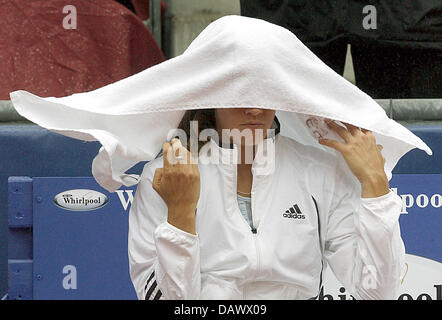 Swiss tennis pro Patty Schnyder cerca rifugio sotto un asciugamano dall'impostazione di pioggia in Qatar Telecom German Open a Steffi Graf Stadium di Berlino, 07 maggio 2007. Foto: Wolfgang Kumm Foto Stock