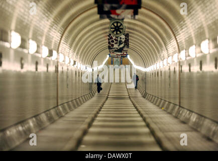 Due pedoni a piedi attraverso il vecchio tunnel Elba ad Amburgo, Germania, 03 maggio 2007. Completata nel 1911 e la misurazione di 426.5 m il tunnel collega il quartiere di St Pauli e Steinwerder ad Amburgo. Foto: Kay Nietfeld Foto Stock