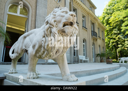 Lion scultura alla villa dove Wannsee Conferenza si è svolta durante la Seconda guerra mondiale a Berlino Germania Foto Stock