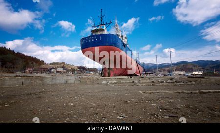 Il filamento in barca da pesca, Kyotoku Maru 18, si è incagliata dal 2011 tsunami, a Kesennuma City, Miyagi Giappone Foto Stock
