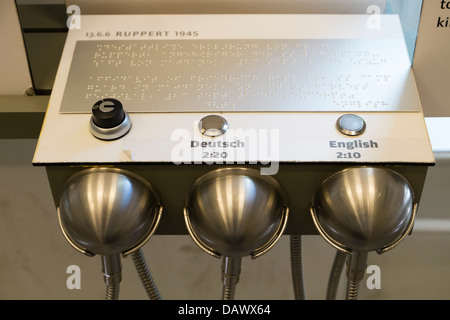 Museo guide audio in lingue diverse a villa dove Wannsee Conferenza si è svolta durante la Seconda guerra mondiale a Berlino Germania Foto Stock