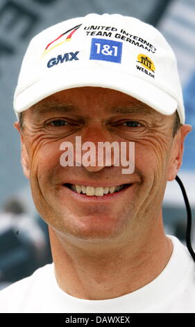 FILE - Jesper Bank, danese skipper di United Internet Team Germany, sorrisi a bordo della barca tedesca GER 72 in Valencia, Spagna, 18 maggio 2006. La banca ha dichiarato il suo ritiro dalla squadra in Germania alla fine dell'anno dopo il primo tedesco di Coppa America campagna ha avuto mal eseguita in corrispondenza del Challenger Louiss regata Vuitton Cup. Foto: Maurizio Gambarini Foto Stock