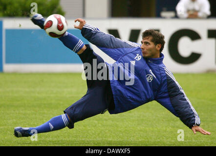 FC Schalke 04 player Halil ALTINTOP mostrato in azione durante una sessione di formazione di Gelsenkirchen, Germania, 10 maggio 2007. FC Schalke 04, attualmente superiore della Bundesliga tabella, facce Borussia Dortmund in un derby al Parco SignalIduna a Dortmund, Sabato, 12 maggio 2007, Foto: Achim Scheidemann Foto Stock