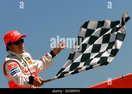 Spagnolo di Formula Uno Pilota Fernando Alonso alla McLaren Mercedes sventola la bandiera a scacchi la 'Sdolore Go-Karting sfida alla gara di Formula Uno via 'Circuit de Catalunya a Montmelo vicino a Barcellona, Spagna, 10 maggio 2007. Il Gran Premio di Spagna si svolge domenica, 13 maggio 2007. Foto: CARMEN JASPERSEN Foto Stock