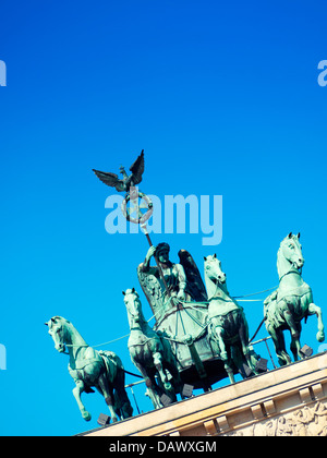 Dettaglio della quadriga statua sulla sommità della porta di Brandeburgo a Berlino Germania Foto Stock