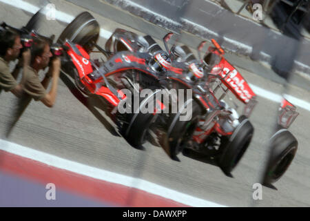 La vettura da gara di Spagnolo di Formula Uno Pilota Fernando Alonso alla McLaren Mercedes specchi in pit lane durante la seconda sessione di formazione presso il Circuit de Catalunya race track nei pressi di Barcellona, Spagna, 11 maggio 2007. Alonso cadenzato il tempo più veloce. 2007 la Formula 1 Gran Premio di Spagna avviene il 13 maggio. Foto: Jens BUETTNER Foto Stock