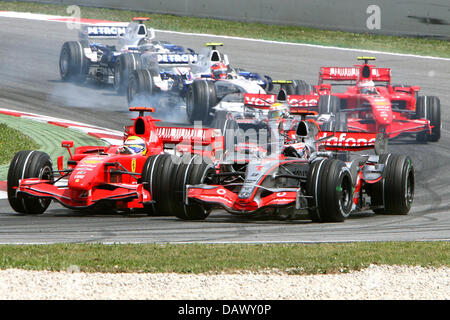 Il brasiliano pilota di Formula Uno Felipe Massa della Scuderia Ferrari (L) e spagnolo pilota di Formula Uno Fernando Alonso McLaren Mercedes (R) sono raffigurati in azione dopo la partenza del Gran Premio di Spagna a race track "Circuit de Catalunya a Montmelo vicino a Barcelona, Spagna 13 maggio 2007. Foto: CARMEN JASPERSEN Foto Stock