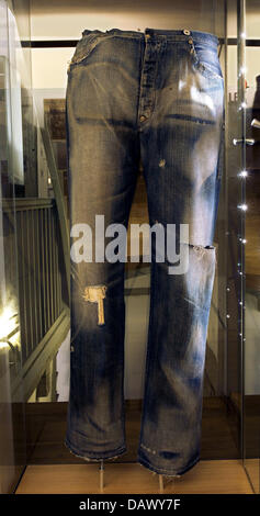 La foto mostra la parte anteriore di uno dei 500 copie esistenti delle più antiche Levis-Jeans 'Nevada-Jeans' a 'Levi Strauss Museum' in Buttenheim, Germania, 07 maggio 2007. La 501 modello originale si trova presso gli archivi della Levi Strauss sede aziendale a San Francisco. Il museo in Buttenheim presenta la storia del famoso in tutto il mondo in jeans Levi Strauss città nativa Buttenheim, che egli Foto Stock