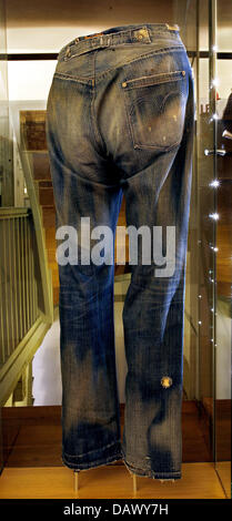 La foto mostra la parte posteriore di uno dei 500 copie esistenti delle più antiche Levis-Jeans 'Nevada-Jeans' a 'Levi Strauss Museum' in Buttenheim, Germania, 07 maggio 2007. La 501 modello originale si trova presso gli archivi della Levi Strauss sede aziendale a San Francisco. Il museo in Buttenheim presenta la storia del famoso in tutto il mondo in jeans Levi Strauss città nativa Buttenheim, che egli ha l Foto Stock