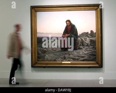 Un visitatore alla mostra "Russia anima dell' passeggiate passato il dipinto "Cristo nel deserto" (1872) dal pittore russo Ivan Kramkoy presso l' arte e la sala delle esposizioni della Repubblica federale di Germania' a Bonn, Germania, 15 maggio 2007. Il museo espone le icone, dipinti e disegni della Galleria Tretyakov a Mosca, Russia dal 17 maggio attraverso il 26 agosto. Foto: Oliver Berg Foto Stock