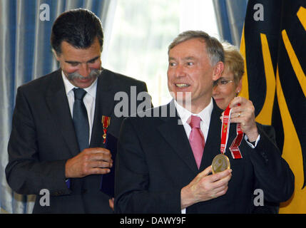 Il presidente tedesco Horst Kohler (R) sorrisi con 2007 Pallamano nel campionato del mondo medaglia d oro al Bellevue Palace a Berlino, Germania, 15 maggio 2007. Tedesca di handball head coach Heiner Marca (L), che è stato onorato con la croce dell'Ordine al Merito della Repubblica federale di Germania, ha premiato la Koehler con una medaglia d'oro a nome dei tifosi tedeschi e pubblico. Foto: Johannes Eisele Foto Stock