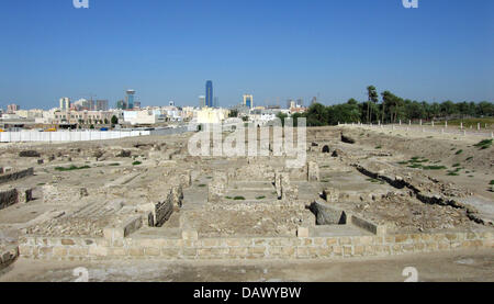 La foto mostra la skyline dietro le mura in rovina di fort 'QalÂat Al-Bahrain Ancien Port et Capital De Dilmun' in Manama, Bahrein, 16 aprile 2007. Una prospera cultura antica noto sotto il nome di "ilmun' si presume sia esistito sul territorio di quello che oggi è il Bahrain nel III secolo A.C. 81,2 per cento della popolazione è musulmana. Di questi la maggioranza sciita (65 per Foto Stock