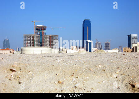 La foto mostra la skyline che sorge dietro le mura in rovina di fort 'QalÂat Al-Bahrain Ancien Port et Capital De Dilmun' in Manama, Bahrein, 16 aprile 2007. Una prospera cultura antica noto sotto il nome di "ilmun' si presume sia esistito sul territorio di quello che oggi è il Bahrain nel III secolo A.C. 81,2 per cento della popolazione è musulmana. Di questi la maggioranza sciita è ( Foto Stock