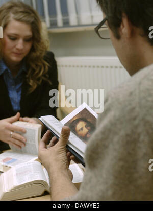 Suor Brady (L), missionaria della Chiesa di Gesù Cristo dei Santi degli Ultimi Giorni (LDS Chiesa) è raffigurato con un uomo che ha parlato a Francoforte sul Meno, Germania, 09 marzo 2007. Brady assolve la sua volontaria di diciotto mesi di servizio missionario in Germania. La Chiesa LDS è una denominazione di valori cristiani ed è parte di Mormonism. Joseph Smith formalmente fondato la Chiesa mormone in 1830. Foto: Foto Stock