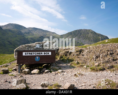 Salvataggio della montagna barella box a Sty Testa, dominato da Scafell Pike e Lingmell nel distretto del lago, Cumbria Foto Stock