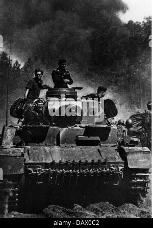 Eventi, seconda guerra mondiale / seconda guerra mondiale, Unione Sovietica, operazione Barbarossa (invasione tedesca dell'Unione Sovietica), Centro del Gruppo dell'Esercito, Bielorussia, estate 1941, un carro armato medio Panzer IV del Reggimento Panzer 27 (19a Divisione Panzer) in avanzamento, diritti aggiuntivi-non disponibili Foto Stock