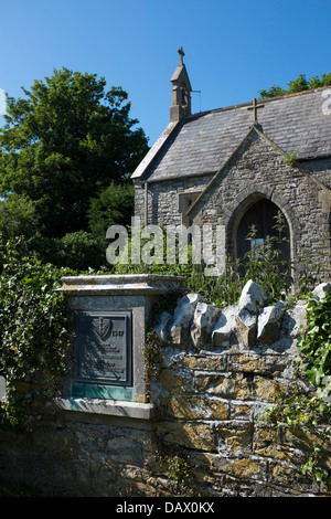 Targa che commemora i primi messaggi radio di Marconi scambiati attraverso l'acqua sul muro della chiesa di St Lawrences a Lavernock vicino Penarth Galles Regno Unito Foto Stock