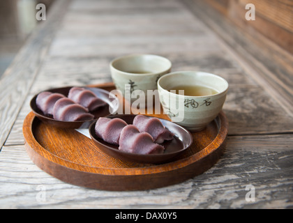 Akafuku mochi. Torta di riso coperto con dolci Fagioli rossi. 赤福餅 Foto Stock