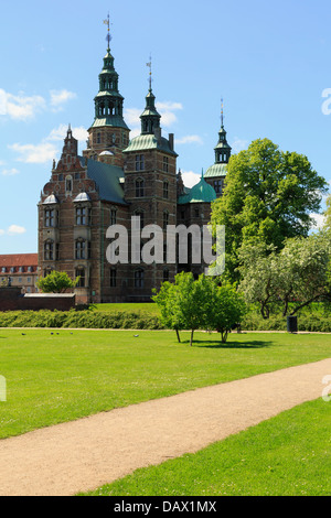 Il Castello di Rosenborg nel giardino del re stabilito in stile rinascimentale durante il regno di Re Christian IV. Copenhagen DANIMARCA Foto Stock