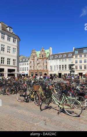 Biciclette parcheggiate in Hojbro Plads con la vecchia piazza Amagertorv al di là. Copenaghen, Zelanda, Danimarca e Scandinavia Foto Stock