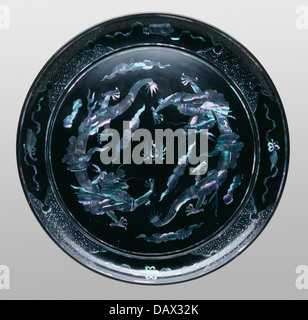 Vassoio circolare con due draghi a caccia di una fiammante Pearl M.89.155 Foto Stock