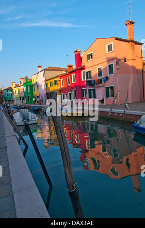 Italia Venezia Isola di Burano con le tradizionali case colorate Foto Stock