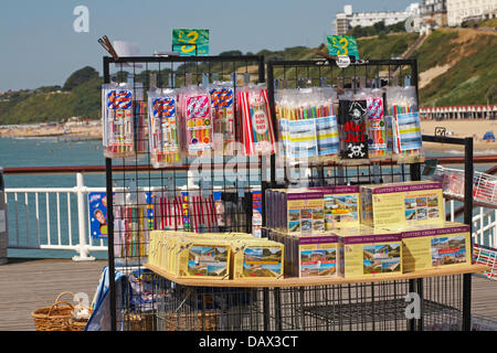 Bournemouth, Dorset UK 19 luglio 2013. L'ondata di caldo continua mentre chi cerca il sole si dirige a Bournemouth. Rock e fudge in vendita sul molo, souvenir da portare indietro di una grande pausa. Credit: Carolyn Jenkins/Alamy Live News Foto Stock