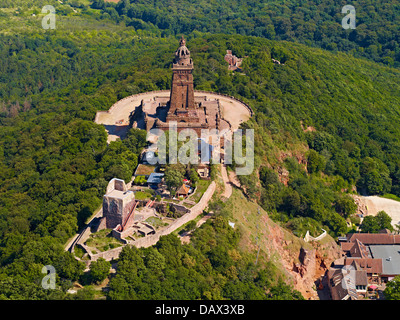 Castello superiore, torre di Barbarossa e Kyffhäuser monumento, Kyffhäuser montagna, Turingia, Germania Foto Stock