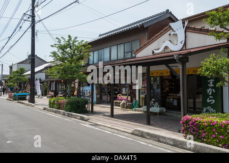 Negozi di souvenir e articoli da regalo su Kitaro strada in Sakaiminato, Giappone Foto Stock