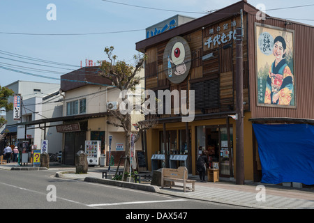 Negozi di souvenir e articoli da regalo su Kitaro strada in Sakaiminato, Giappone Foto Stock