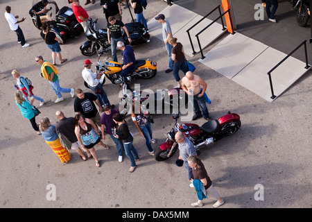 La gente guarda Harley-Davidson moto sull'Henry W. Maier Festival Park (Summerfest Grounds) in Milwaukee Foto Stock